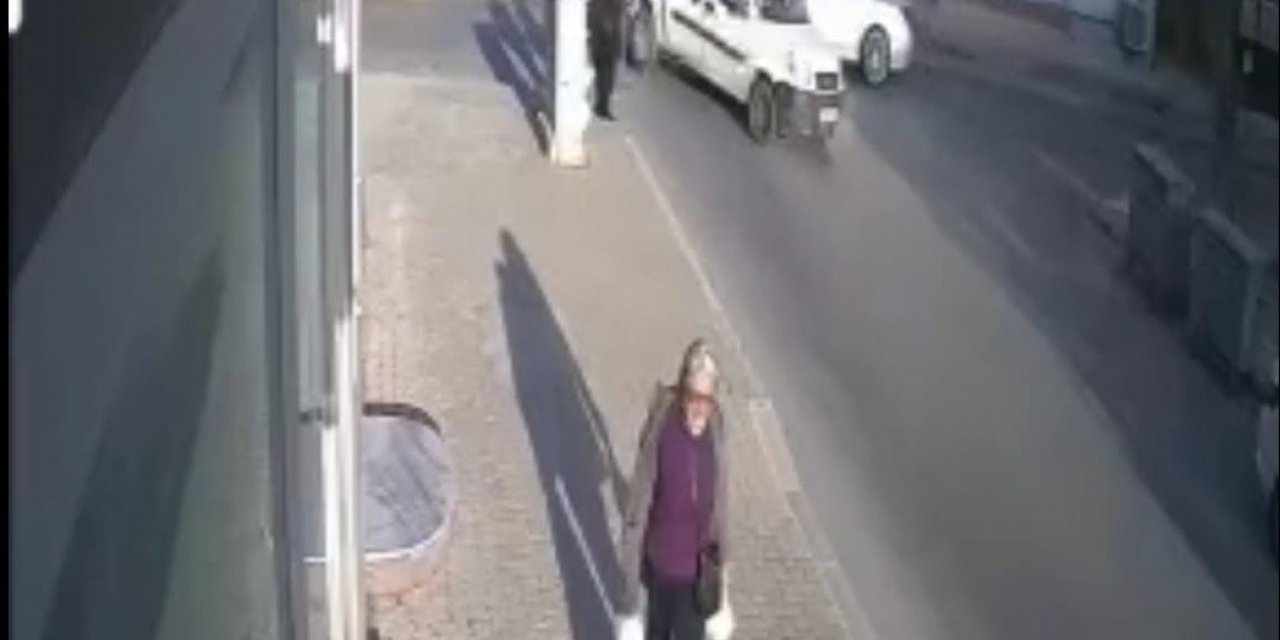 İzmir’de kazada savrulan aracın yayalara çarptığı anlar kamerada