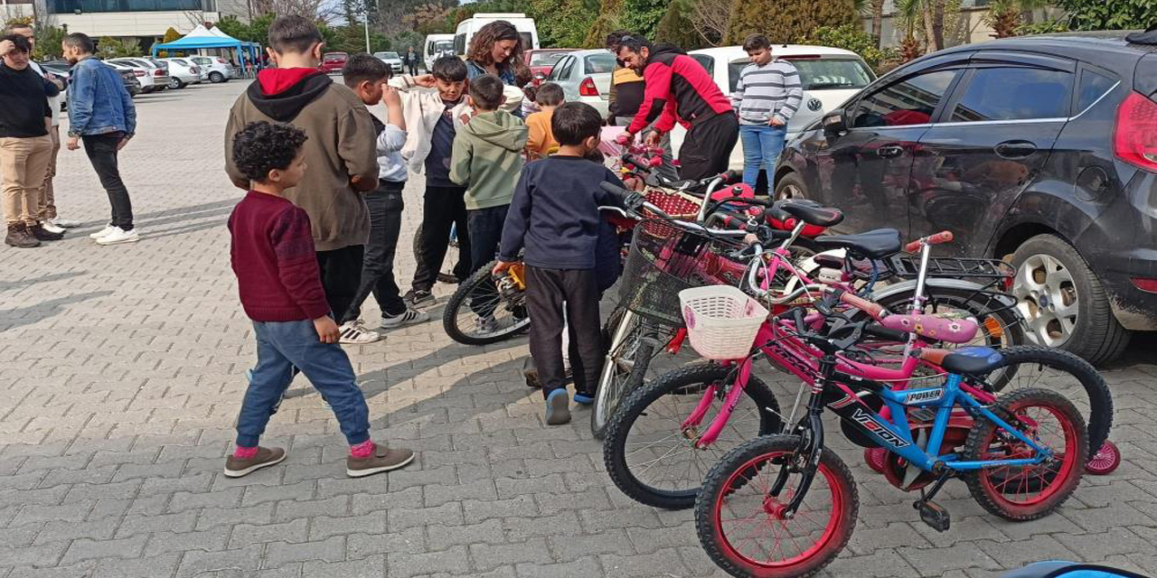 Depremzede çocukların yüzünü güldürdüler
