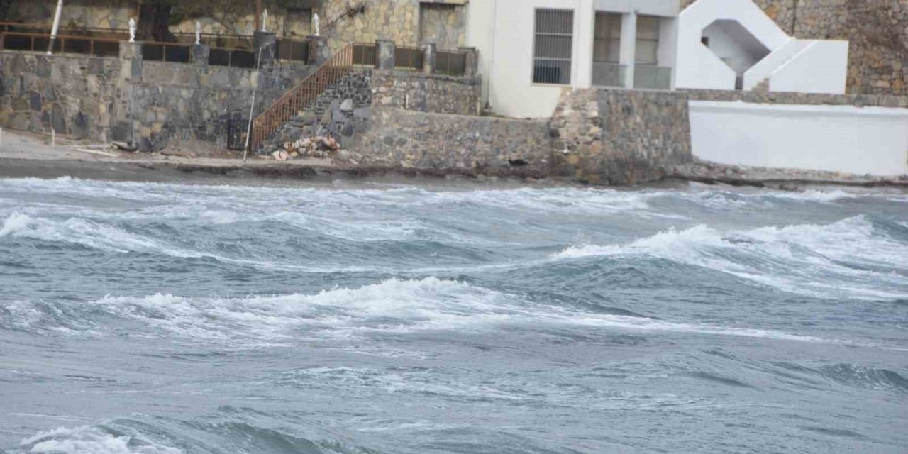 Feribot seferlerine fırtına engeli