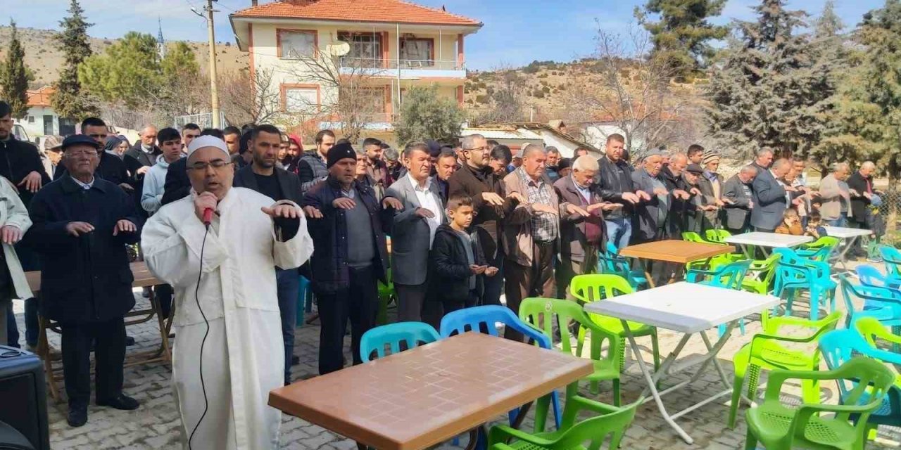 Kış kurak geçince yağmur duasına çıktılar