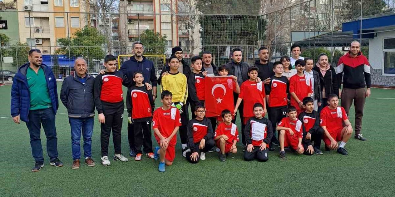 Depremzede çocuklar, halı saha turnuvasında moral buldu