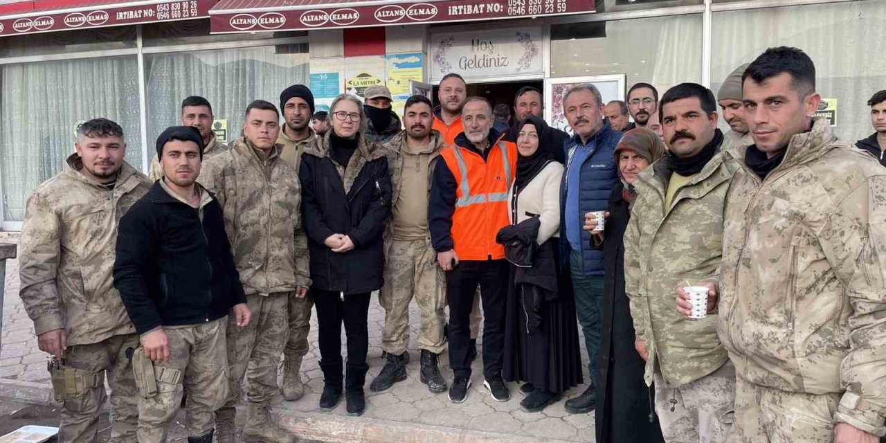 AK Partili Şahin Tin depremin merkez üstünde kepenk açan esnafla buluştu