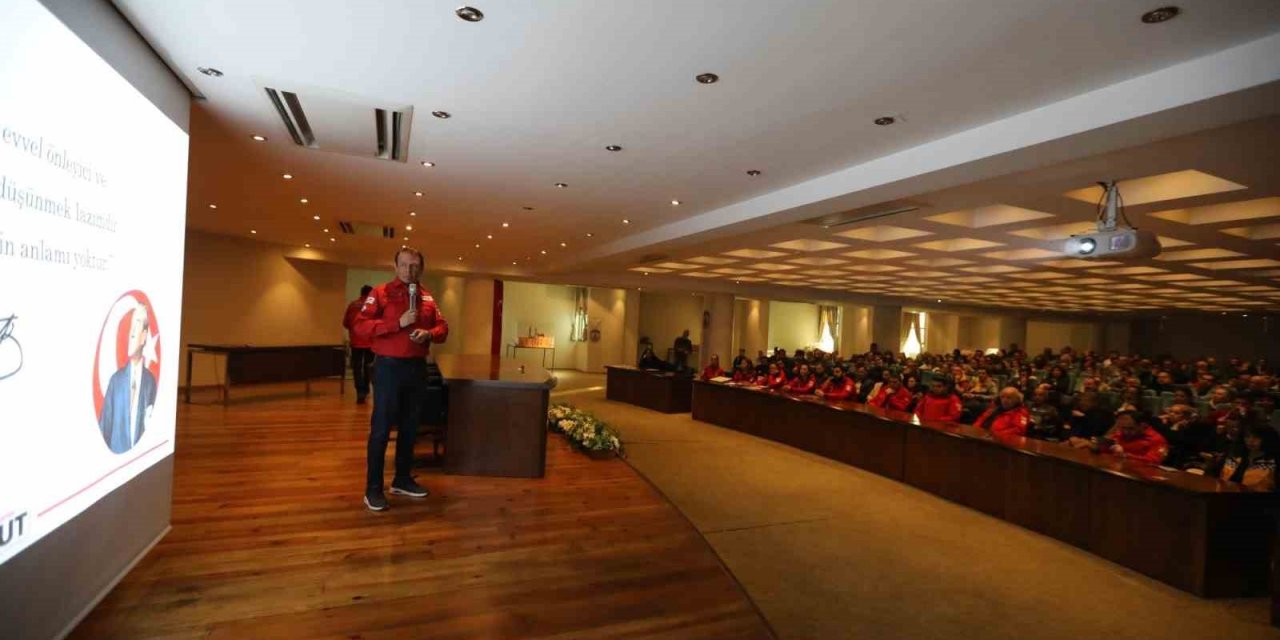 AKUT Selçuk ekibi yeni gönüllüleri bilgilendirdi