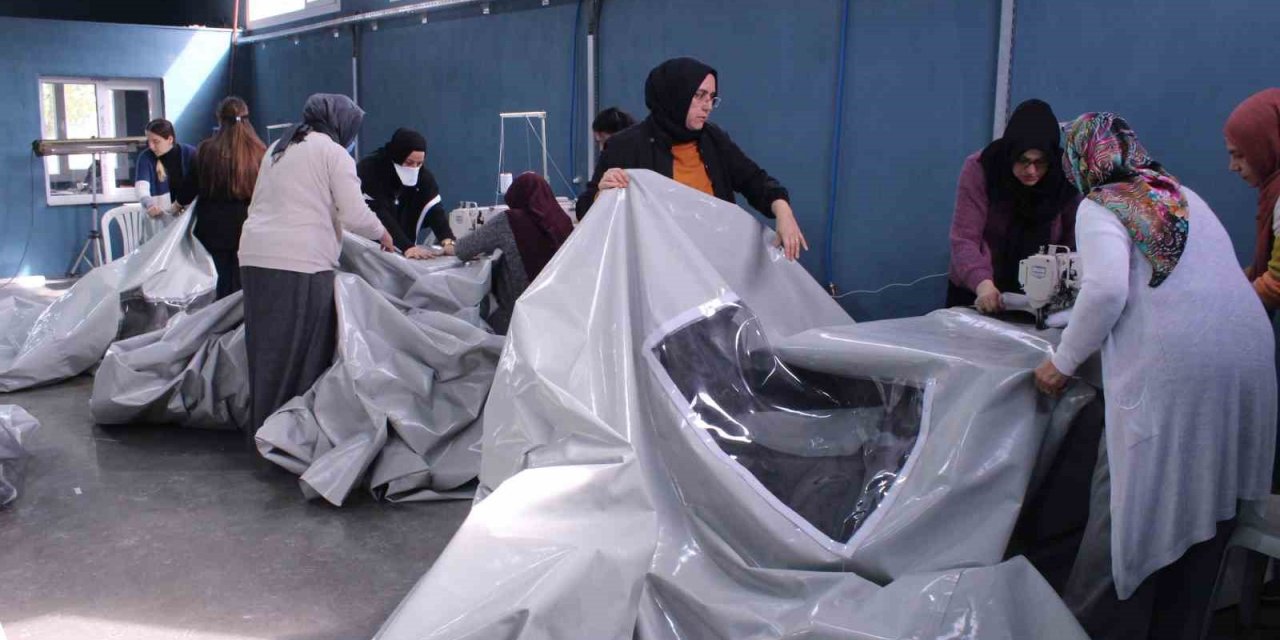 Her ilmeğinde emek var: Deprem bölgesi için çadır yapıyorlar