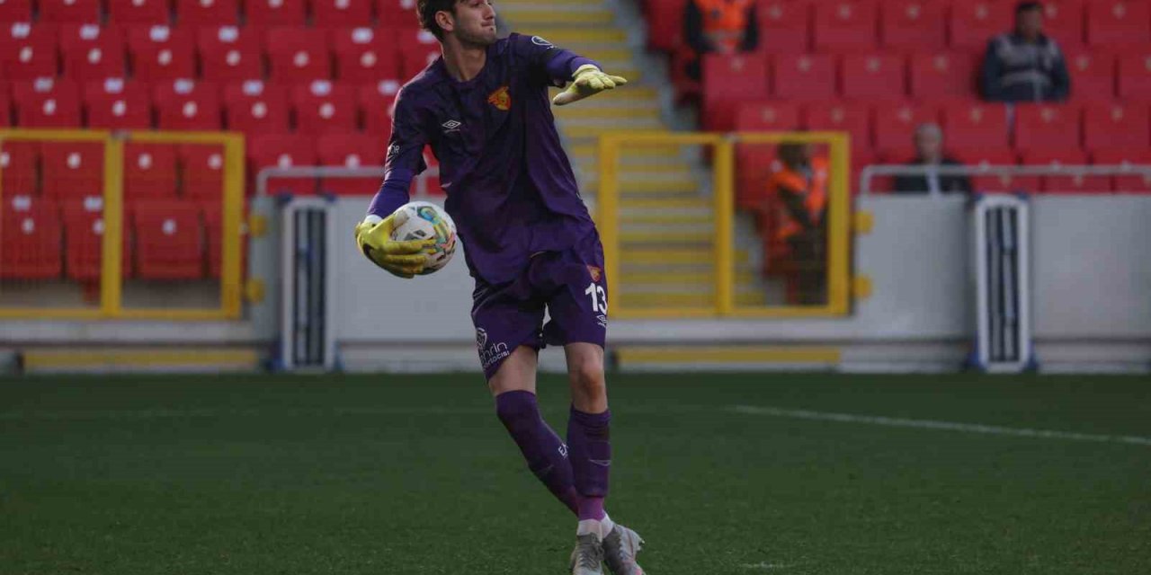 Göztepe’nin 2002 doğumlu kalecisi Arda Özçimen güven veriyor