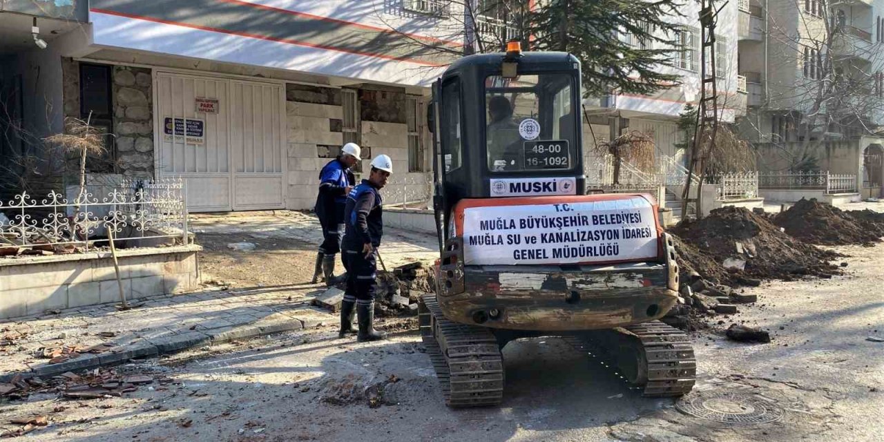 Büyükşehir ekipleri deprem bölgesinde altyapı tamiratı gerçekleştiriyor