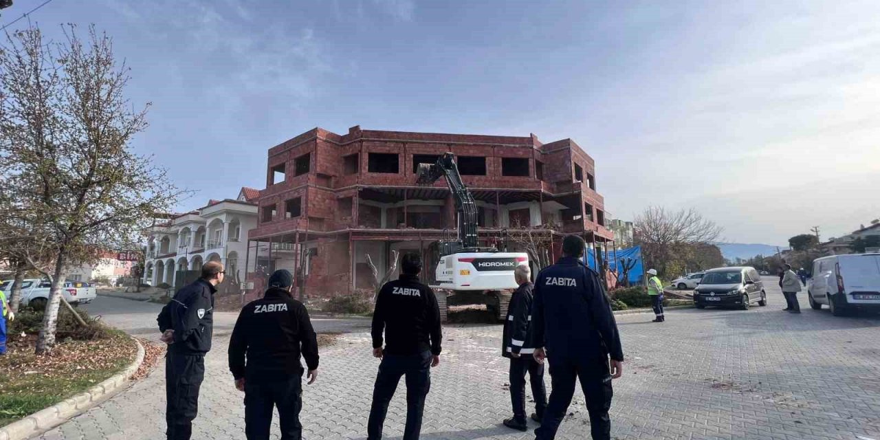 Fethiye’de kaçak yapılara yıkım uygulanıyor