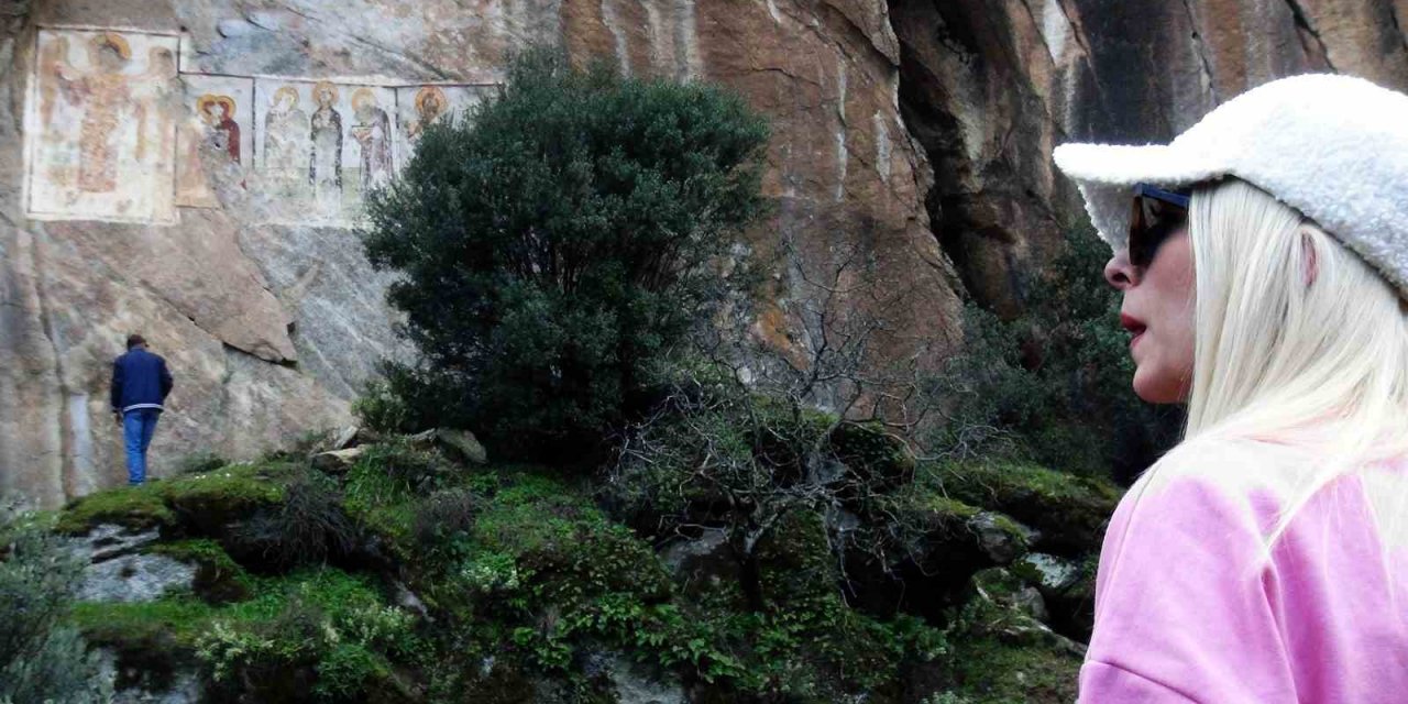 Hristiyanlığın ilk gizli mabetlerinden olan yer freksleri ile dikkat çekiyor
