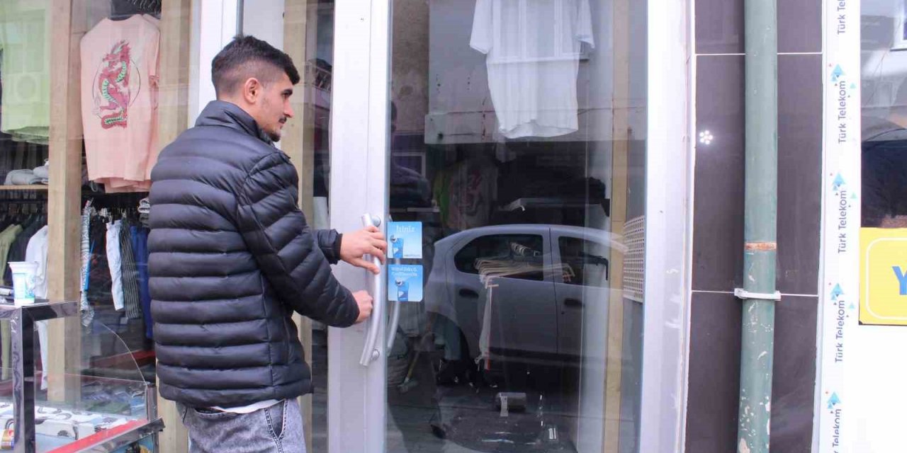 "İyilik" için dükkana kilit vurdu