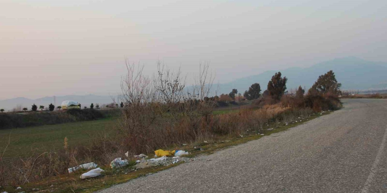 Gelişigüzel çevreye atılan çöpler doğayı kirletiyor
