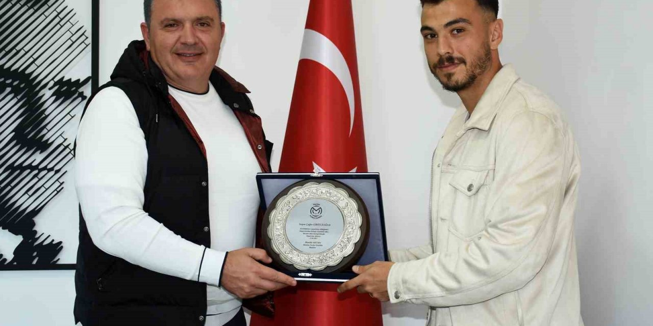 Manisa FK’dan Çağrı Giritlioğlu’na teşekkür plaketi