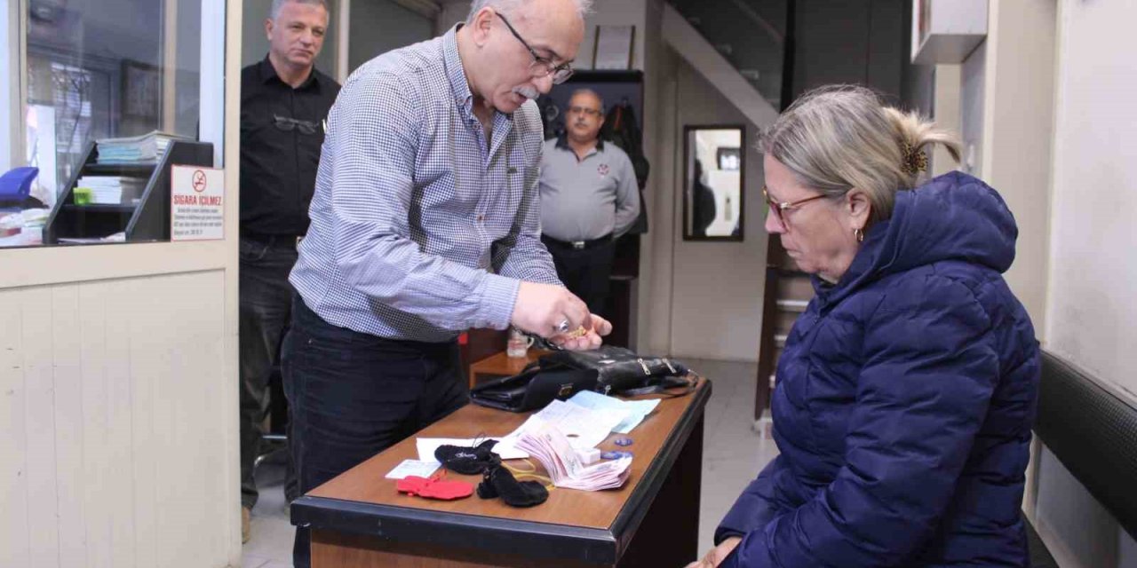 Otobüste unuttuğu altın ve para dolu çantasına kavuştu