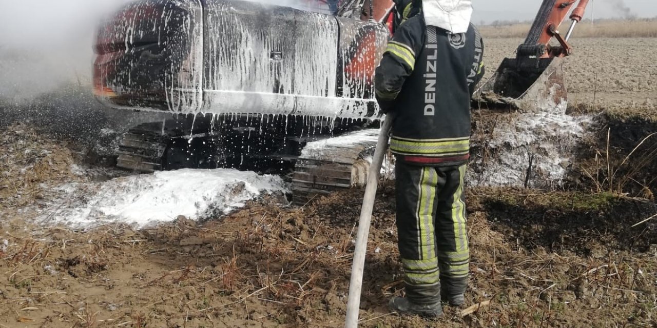 Alev alan iş makinesi kullanılamaz hale geldi