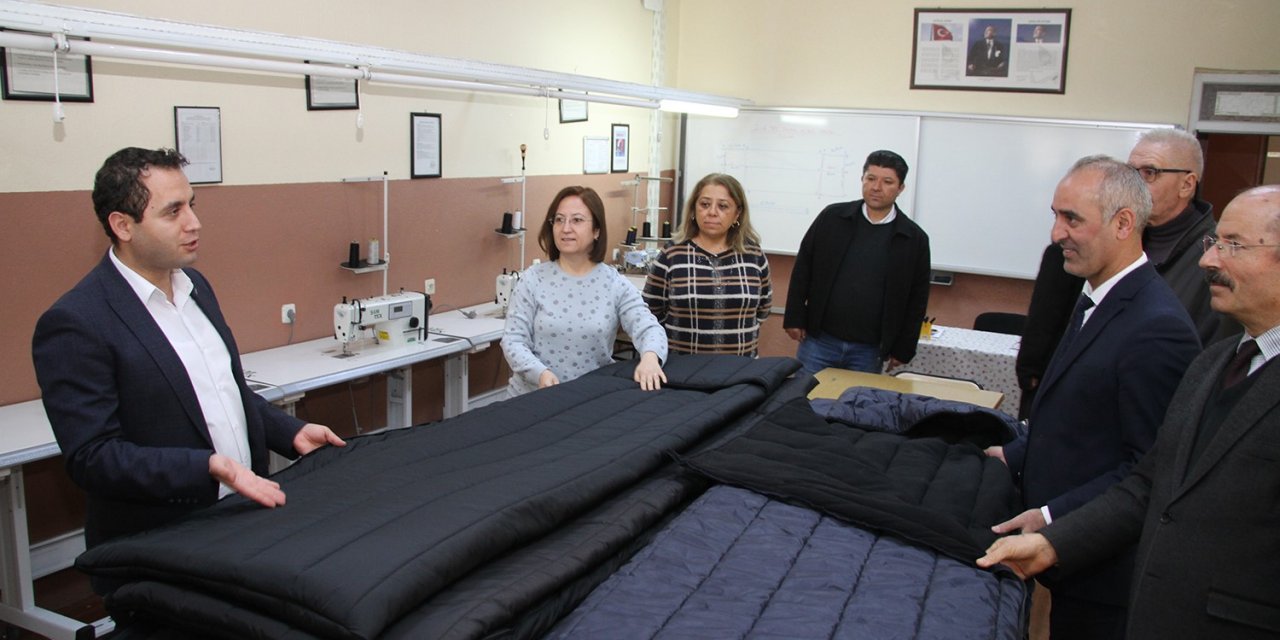 Kula’da depremzedeler için tulum üretiliyor