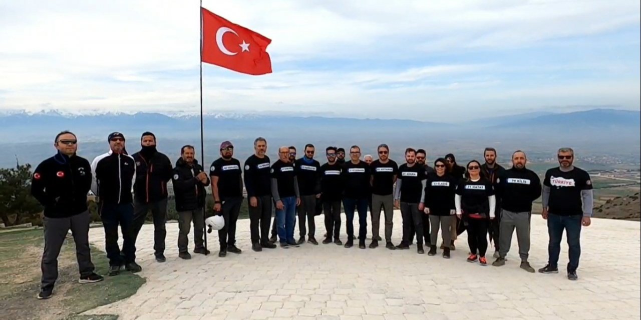 Deprem şehitleri 380 metre yüksekte anıldı