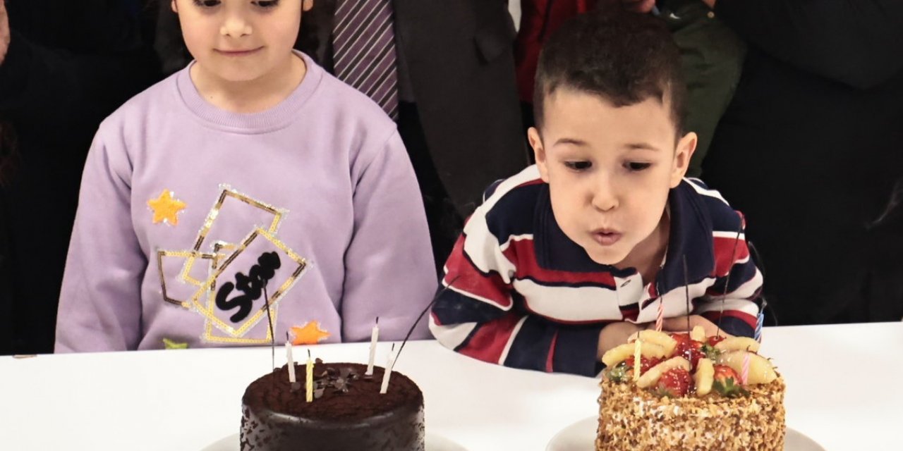 Depremzede miniklere doğum günü sürprizi