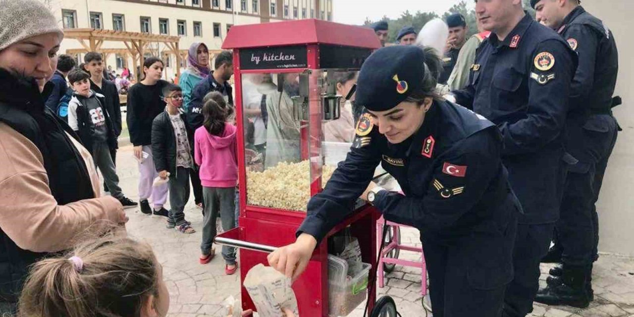 Jandarma’dan depremzede çocuklara moral ziyareti