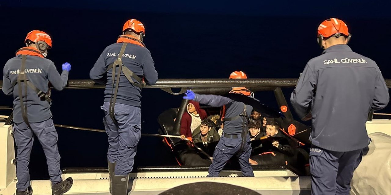 Yunanistan’ın geri ittiği 15 düzensiz göçmen kurtarıldı