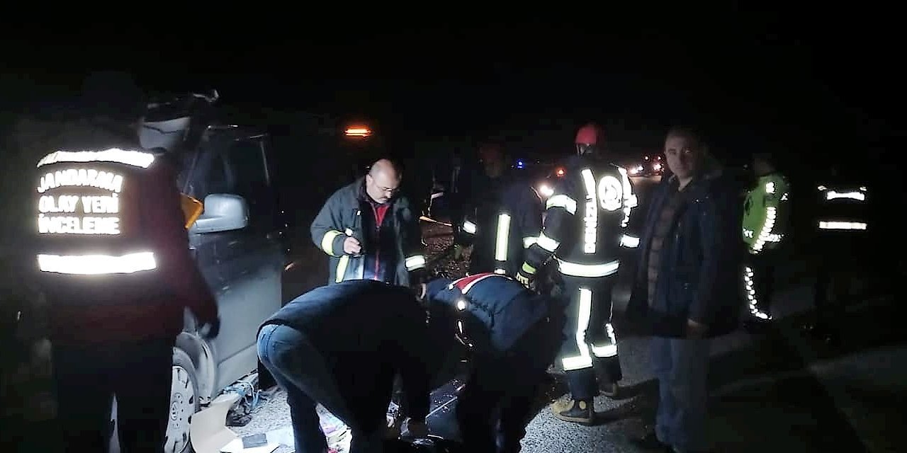 Tomruk yüklü kamyona arkadan çarpan otomobil sürücüsü hayatını kaybetti