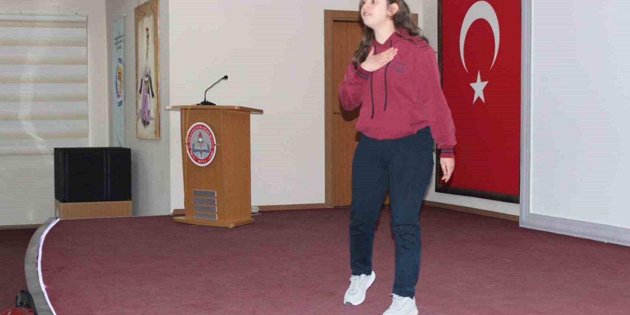 Menteşe’de İstiklal Marşı’nı güzel okuma yarışmasında dereceye giren öğrenciler ödüllendirildi