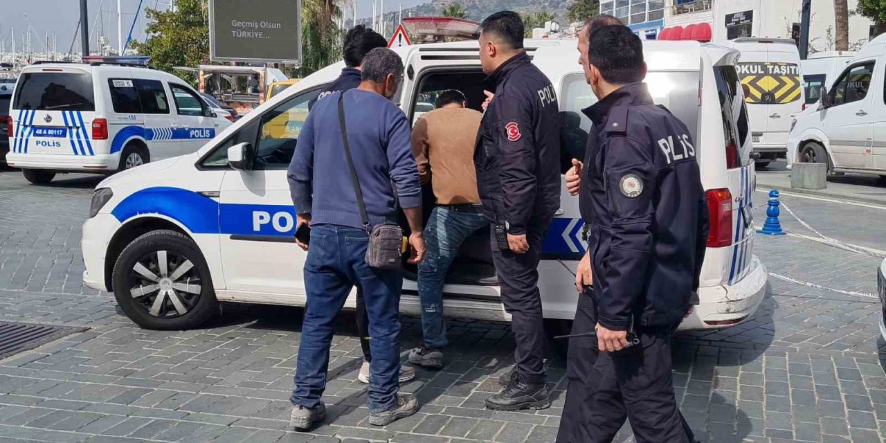 Kaçak binaları yıkılınca belediye binasına baskın yaptılar