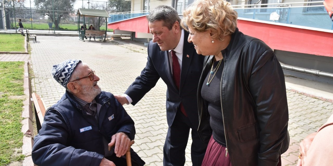 Manisa, depremzedeleri bağrına bastı