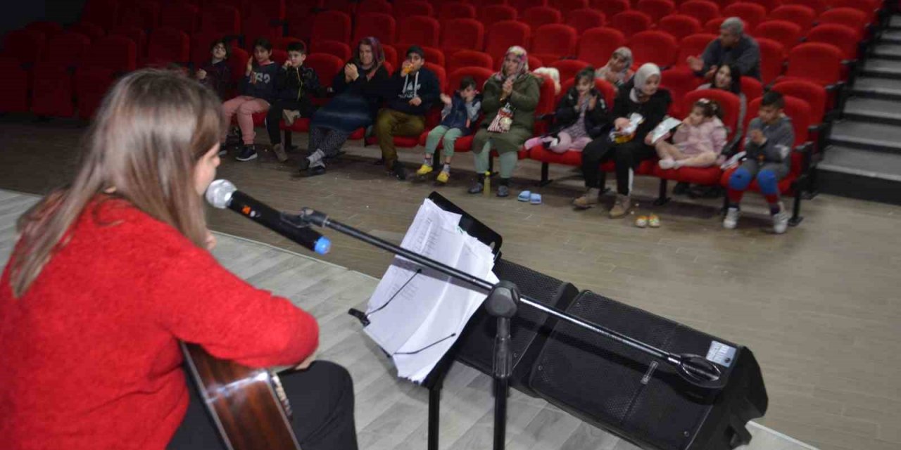 Koçarlı Belediyesi depremzede çocuklara moral oluyor