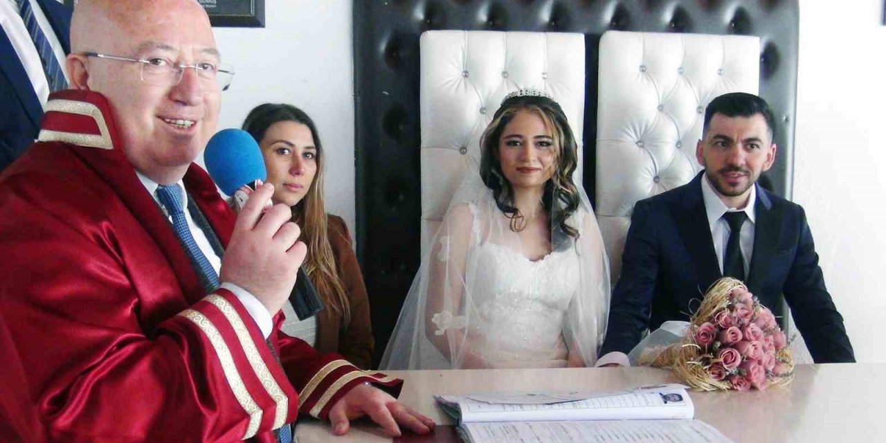 Deprem acılarını unutup, mutluluğa evet dediler