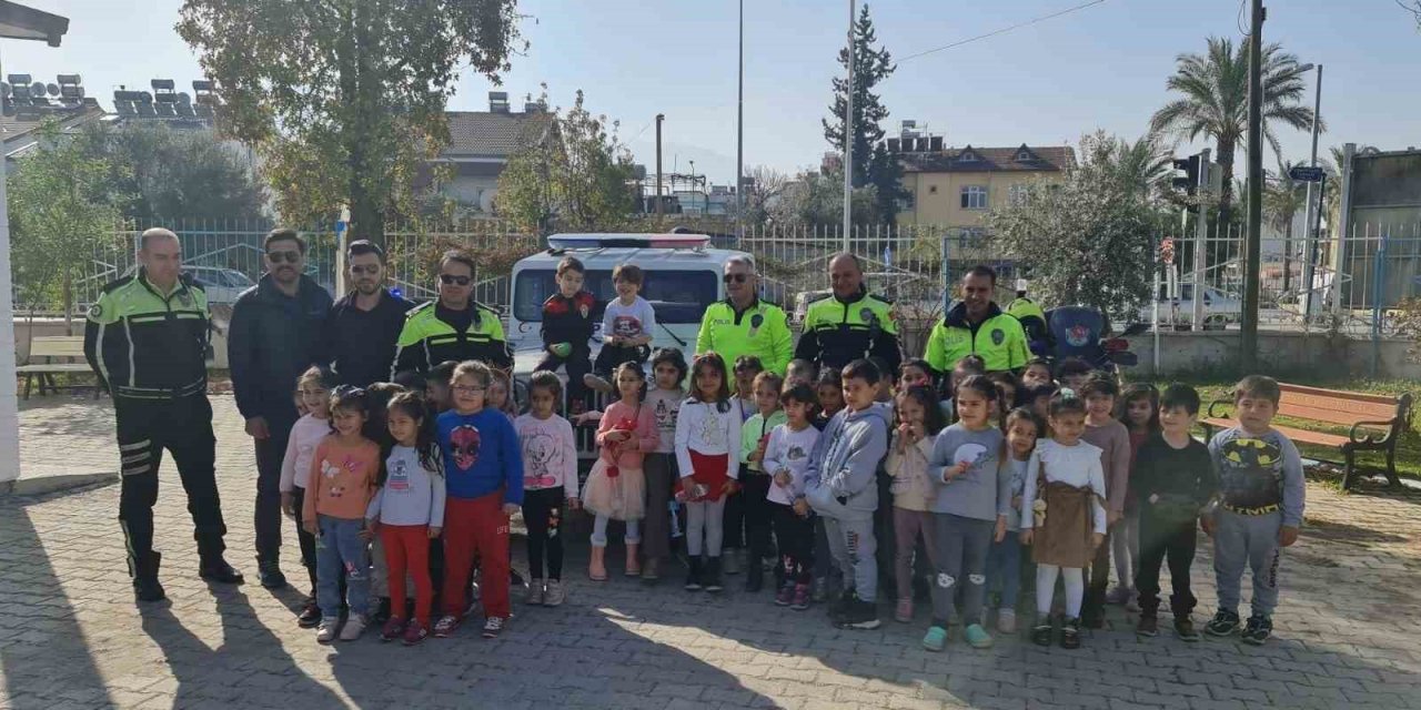 Fethiye’de polis ekipleri mesleklerini öğrencilere anlatıyor