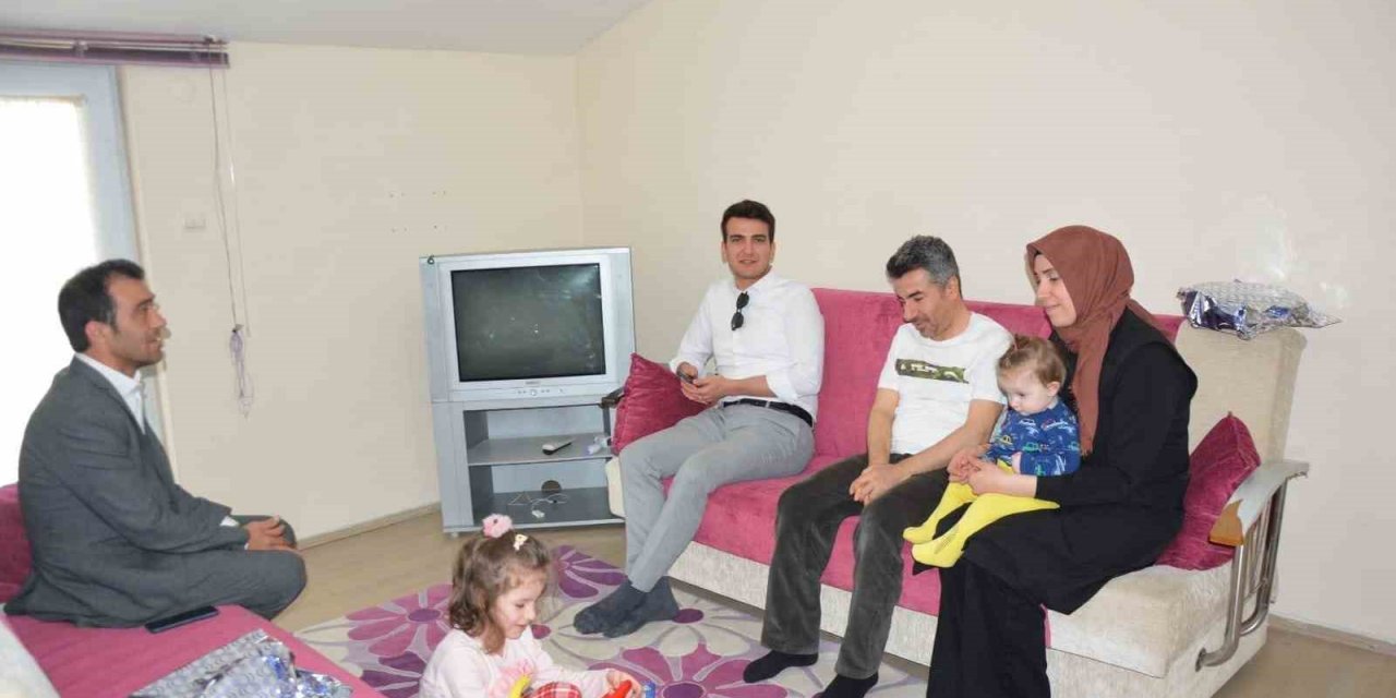 Kaymakam Okumuş depremzede aileyi ziyaret etti