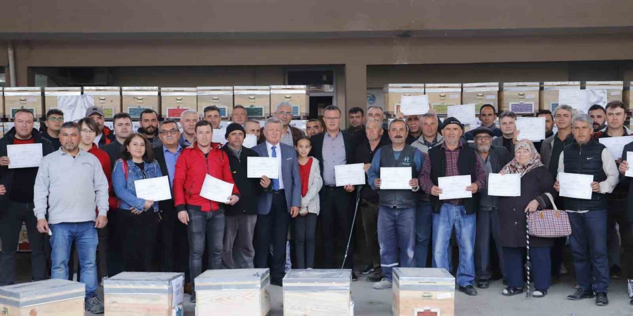 Arıcılık kursunu tamamlayan kursiyerlere kovan hediyesi