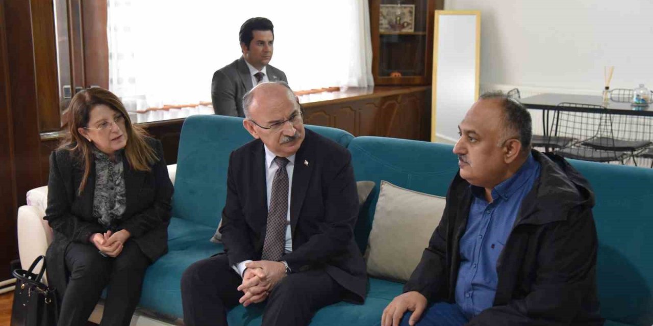 Vali Karadeniz ve eşi Zehra Karadeniz depremzedelerin taleplerini dinledi