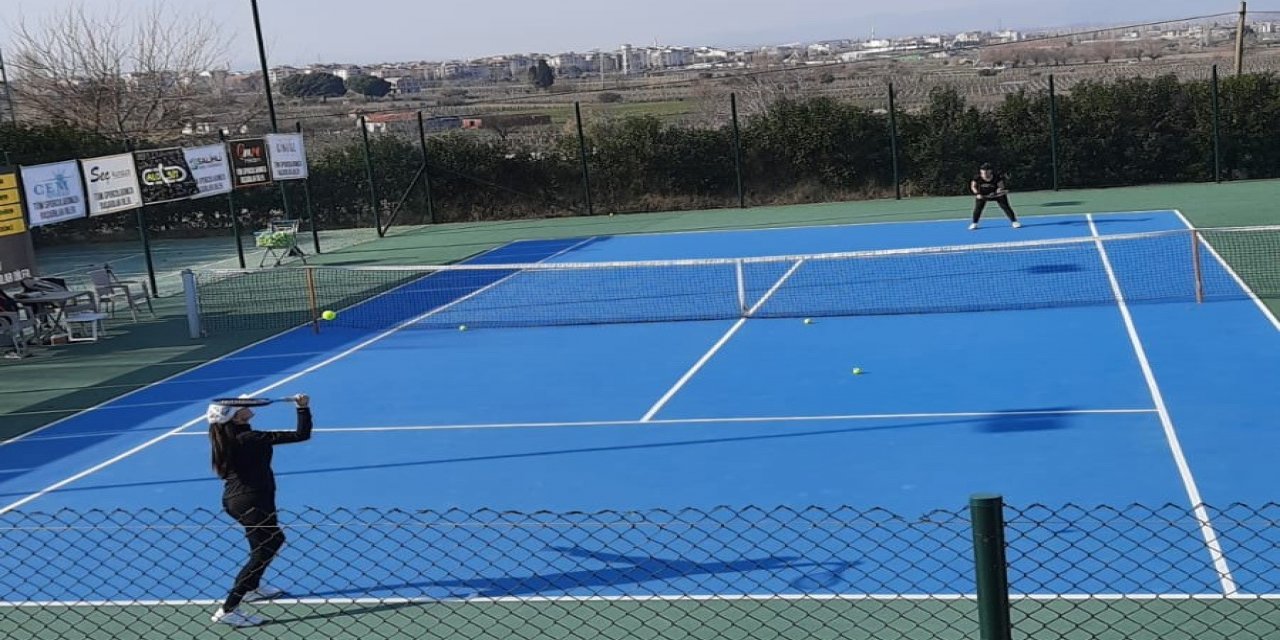 Salihli’de depremzedeler yararına tenis turnuvası düzenlendi