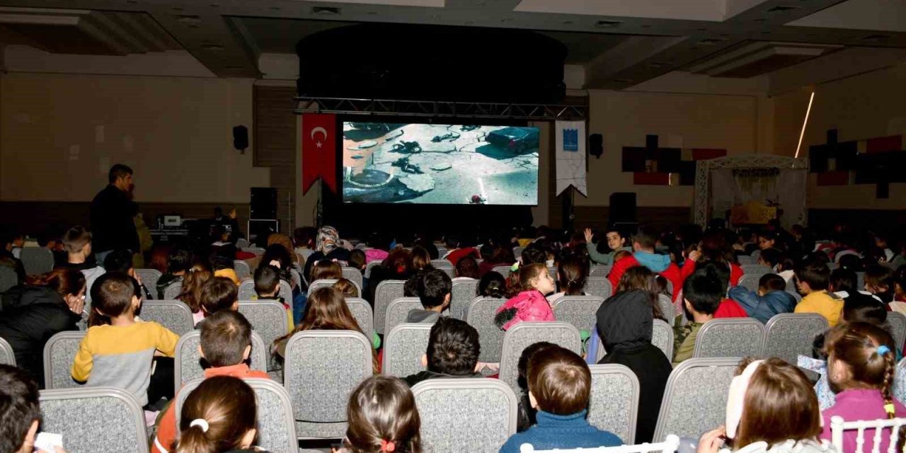 Kuşadası’nda depremzede çocuklar için sinema etkinliği düzenlendi