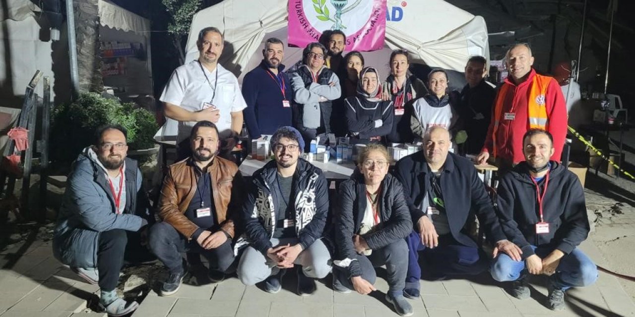 Aydınlı eczacılar deprem bölgesindeki Sahra Eczanesi’nde şifa dağıtıyor