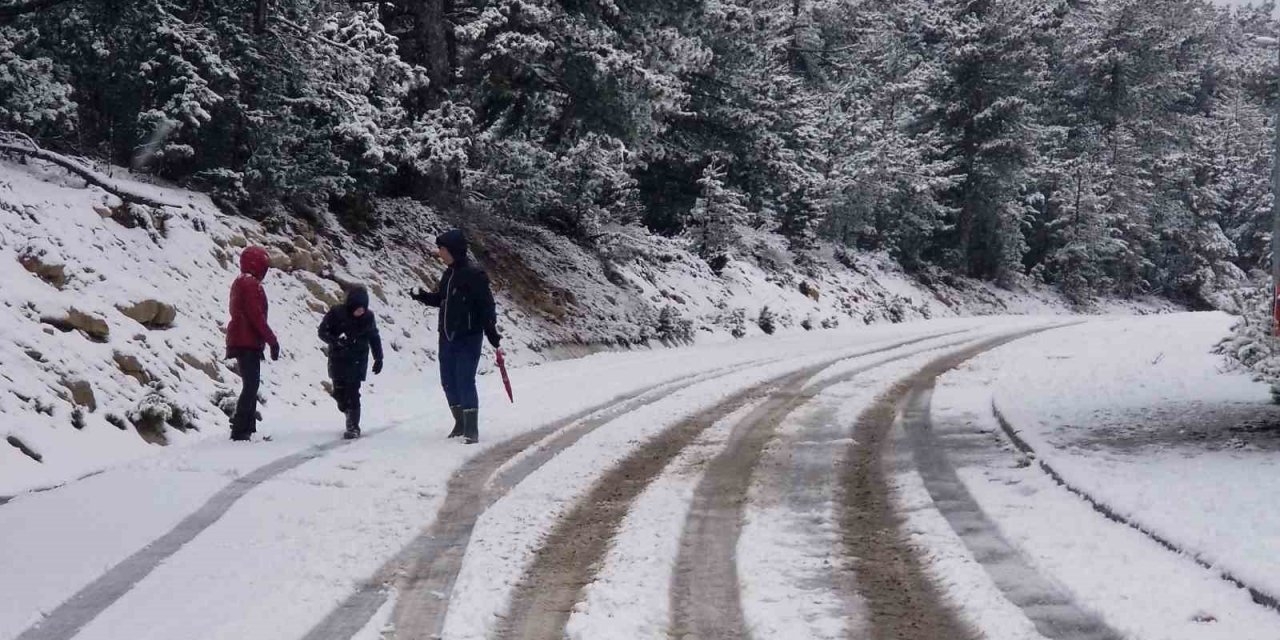 Spil Dağı’na mart ayında lapa lapa kar yağdı