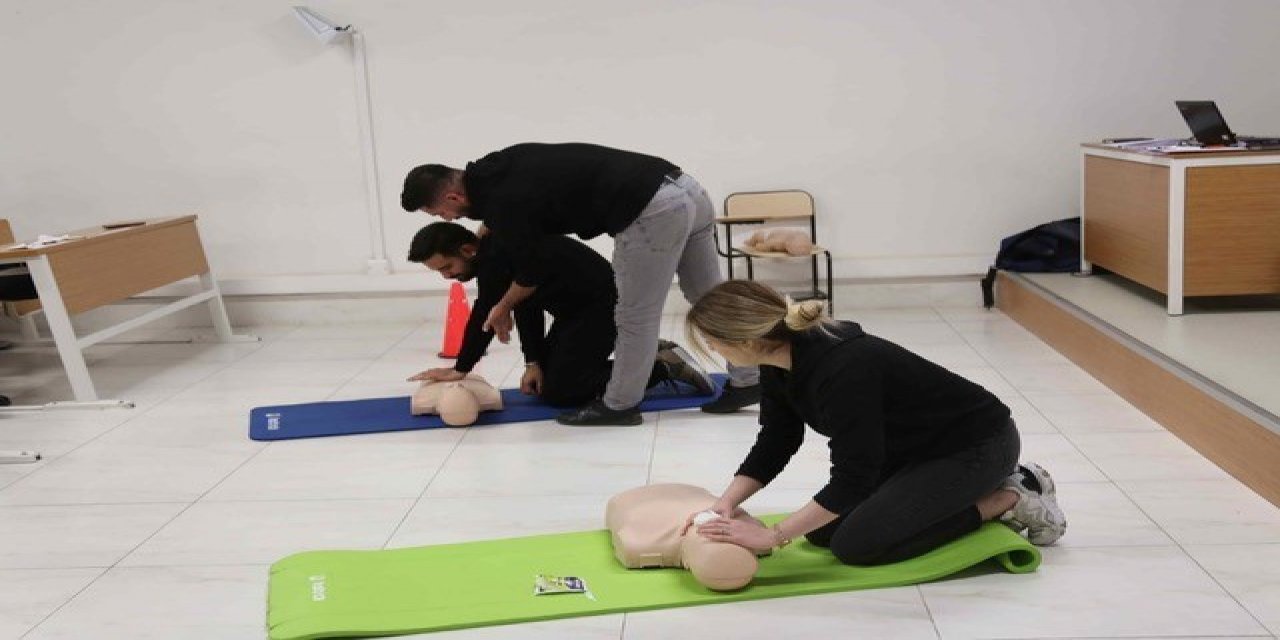 İzmirli öğrenciler ve akademisyenler ilk yardım eğitimlerini tamamladı