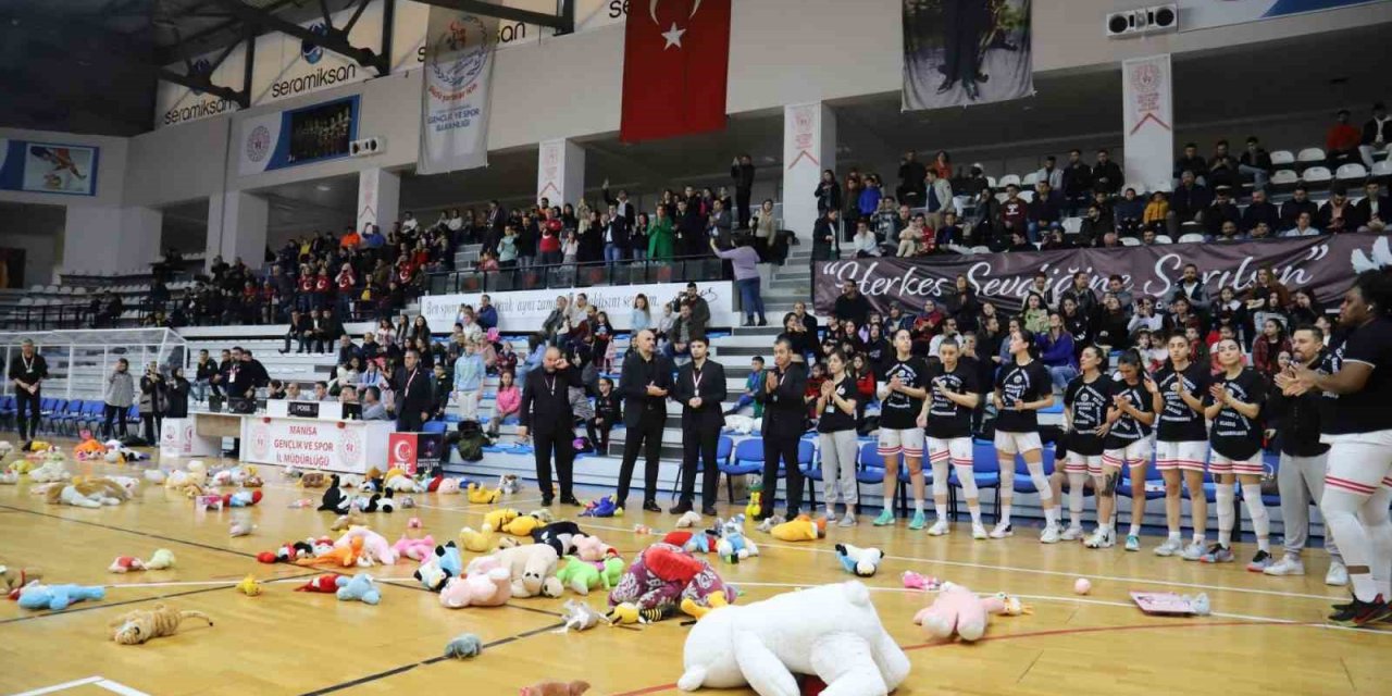 Milli basketbolcu Nilay Aydoğan, Turgutlu’daki maçta anıldı