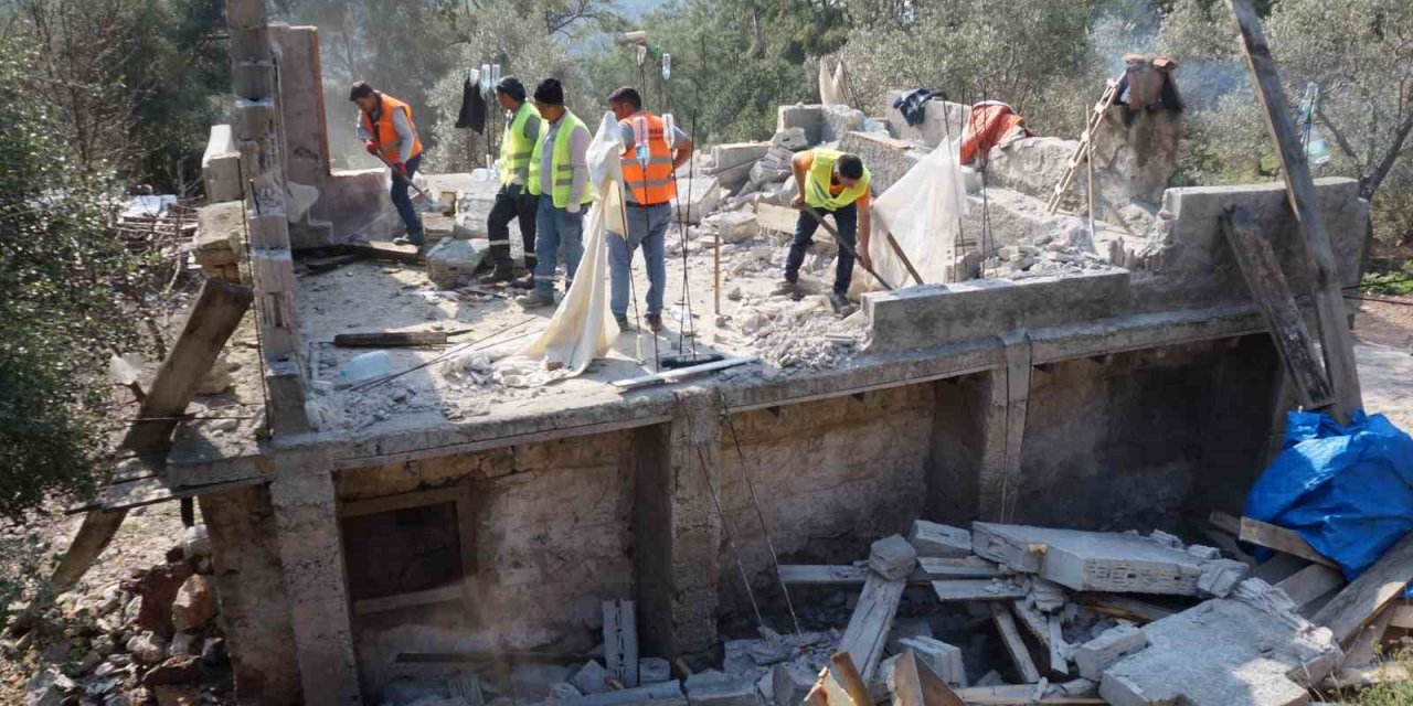 Marmaris’te kaçak yapılar yıkılıyor