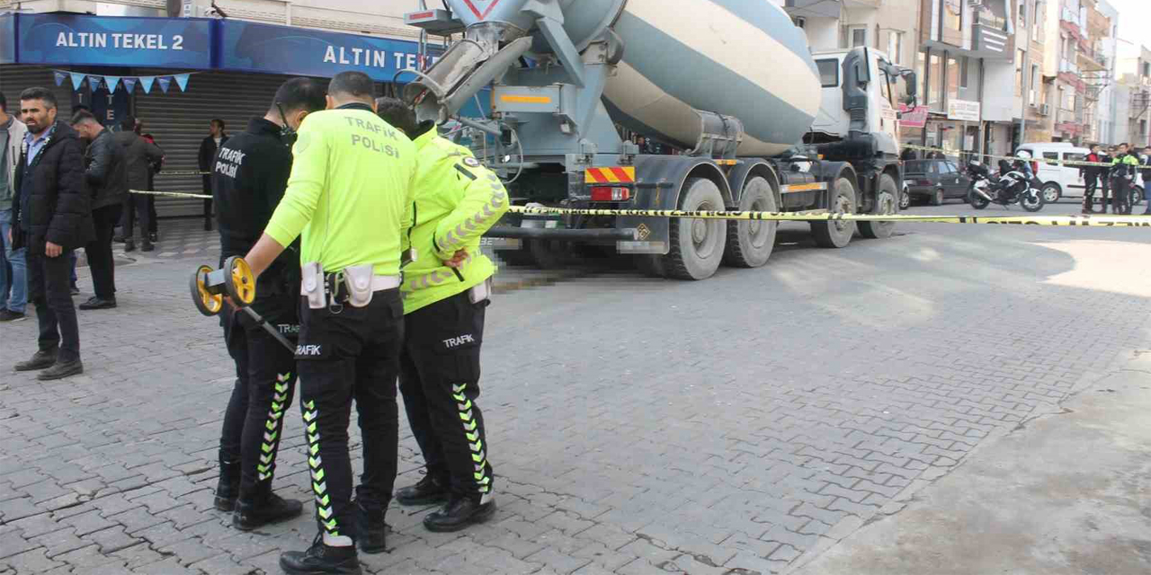 Kızını kurtardı, kendisi beton mikserinin altında can verdi