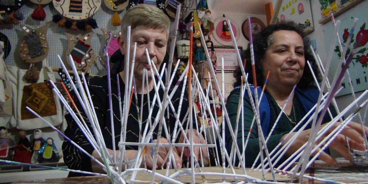 Atık kağıtlar kadınların elinde sanat eserine dönüşüyor