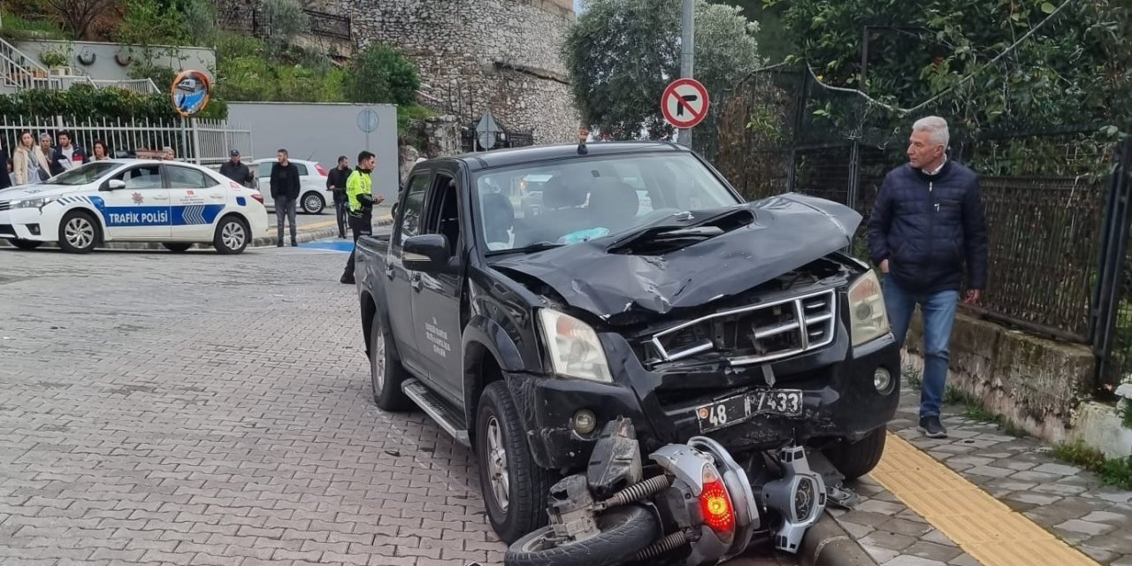 Kamyonetle motosiklet çarpıştı: 2 yaralı