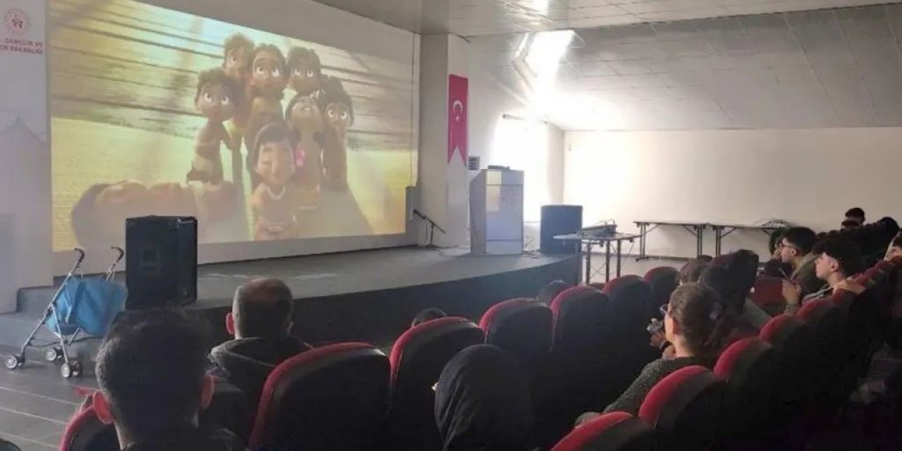 Depremzede çocukların çizgi film keyfi