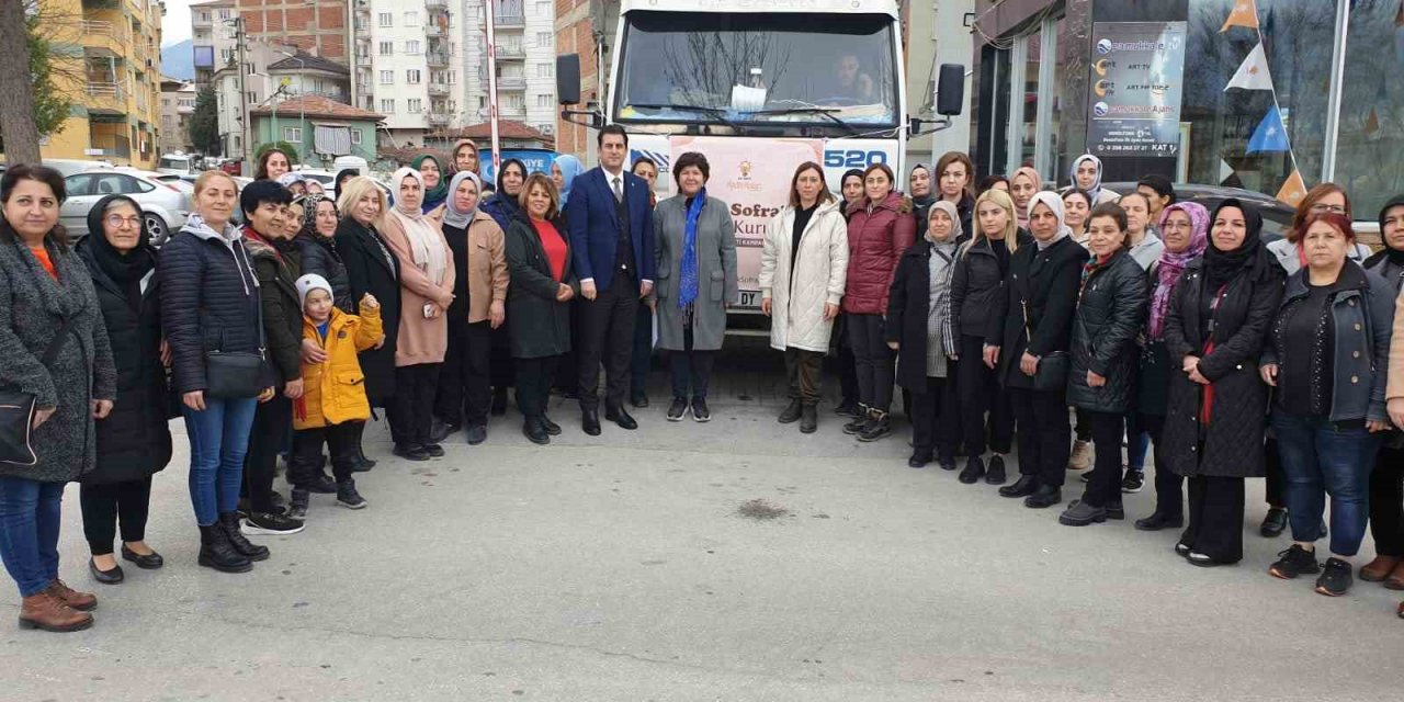AK Partili kadınlardan depremzedelere anlamlı destek