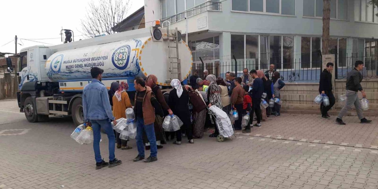 Muğla Büyükşehir ekipleri çadır kentlerin su ihtiyaçlarını karşılıyor