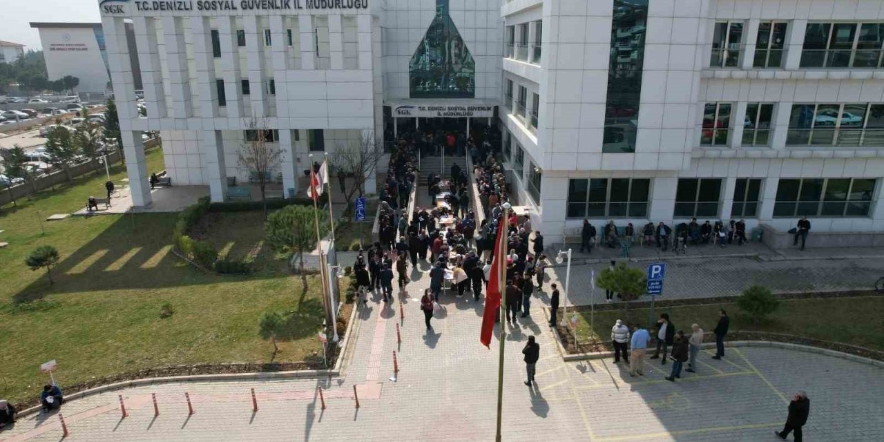 Denizli SGK’da EYT yoğunluğu sürüyor