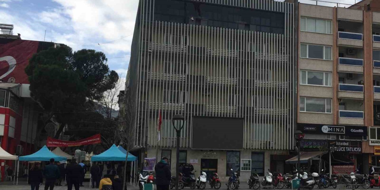 Kadınlar izinli sayıldı, erkekler çalıştı