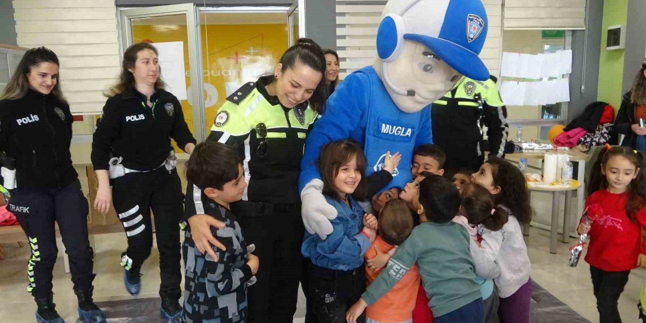 Trafik ekipleri depremzede çocukların yüzlerini güldürdü