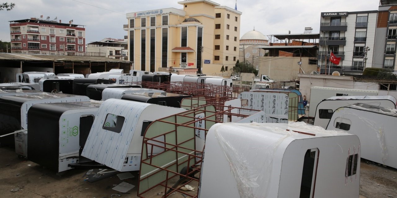 Manisalı 3 kuzen depremzedeler için karavan üretiyor