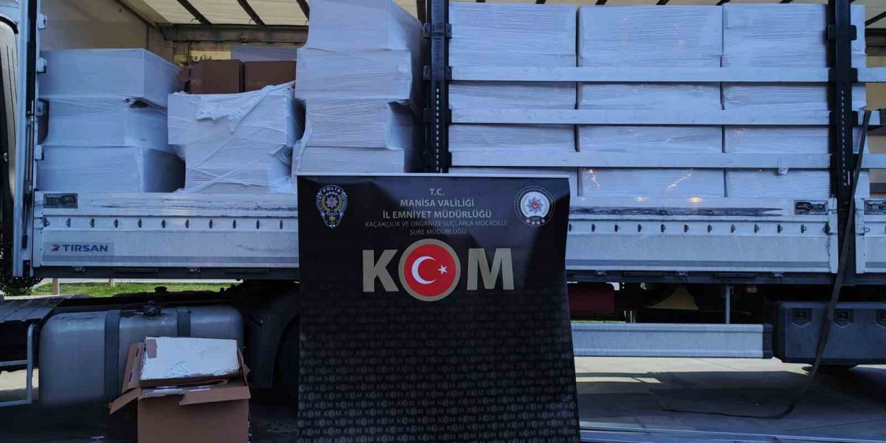Durdurulan tırda milyonlarca bandrolsüz kaçak sigara ele geçirildi
